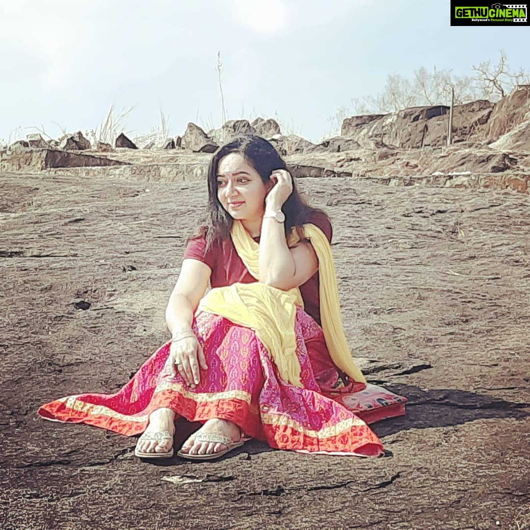 Chandra Lakshman Instagram - Got a day off..Its a bhakthi filled sunday for me..and ofcourse sight seeing(all protected and safe)š How is your'sš #moongirl #filmshoot #exploring #thodupuzha #itssuperhothere #sunkissed #lovelyday Uravappara