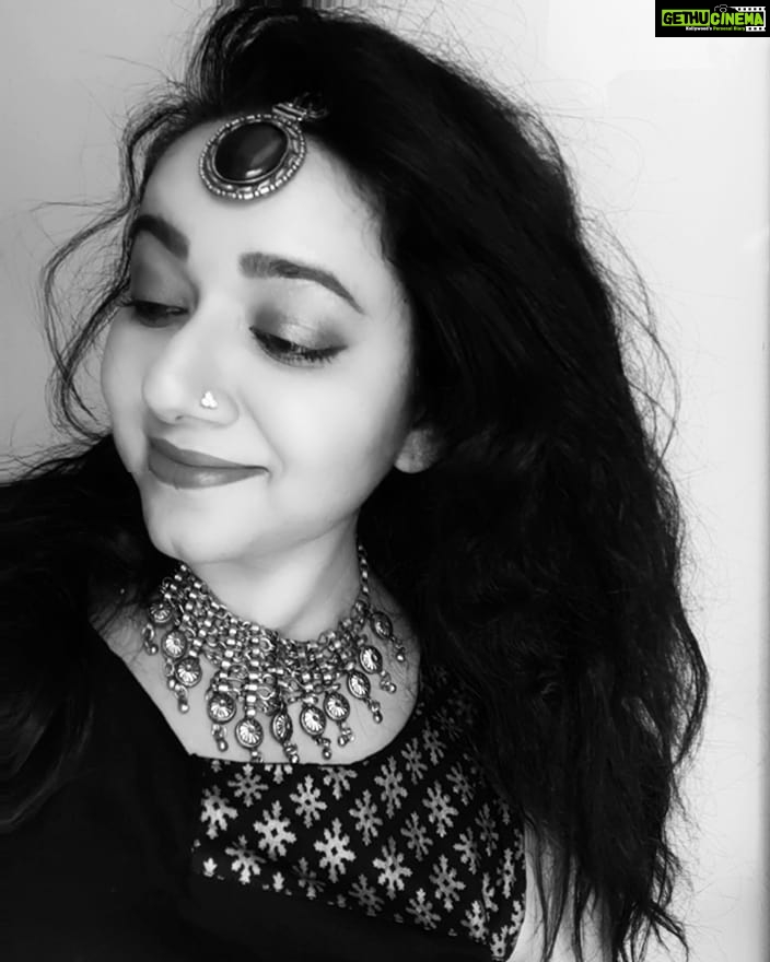Chandra Lakshman Instagram - đź–¤Thoughts in black n whiteđź–¤ #moongirl #photography #blackandwhitephotography #hairandmakeup #actor #tamilactress #malayalamactress #teluguactress #films #television #favouritecolour #gratitude #determined #lifeisgood #positivevibes #instadaily #instaphoto