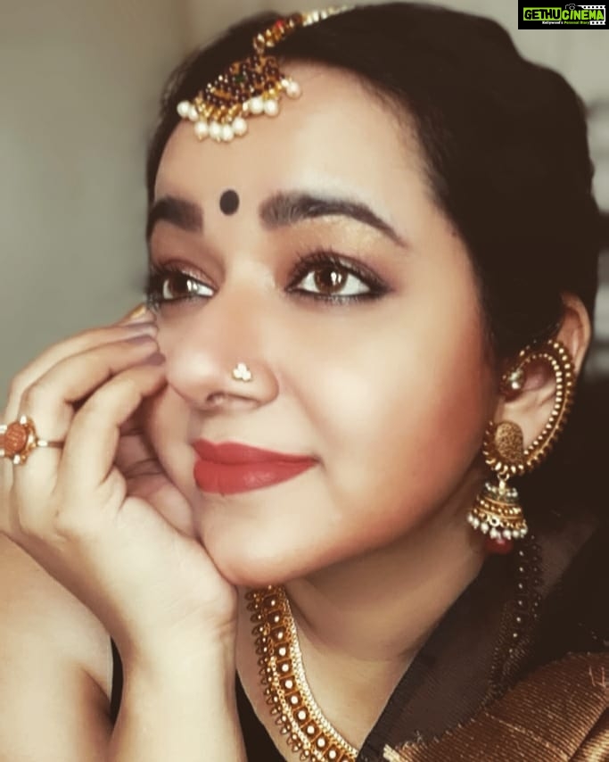 Chandra Lakshman Instagram - ʟєṭṭıṅɢ ṭһє ıṅԀıѧṅ-ṅєṡṡ ṡһȏẇ #moongirl #traditional #tamilponnu #photoshoot #ootd #shootmode #shootdiaries #actorlife #blessed #hairandmakeup #actor #tamilactress #malayalamactress #teluguactress #films #television #favouritecolour #gratitude #determined #lifeisgood #positivevibes #instadaily #instaphoto