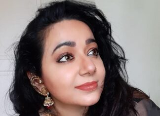 Chandra Lakshman Instagram - ƬℎƐᖇƐ ƖS ᑎO FOᖇᑕƐ Ɛᑫᑌᗩᒪ ƬO ᗩ ᗯOᗰᗩᑎ ᗪƐƬƐᖇᗰƖᑎƐᗪ ƬO ᖇƖSƐ 🎯 #moongirl #photography #photoshoot #hairandmakeup #actor #tamilactress #malayalamactress #teluguactress #films #television #favouritecolour #gratitude #determined #lifeisgood #positivevibes #instadaily #instaphoto