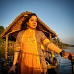 Chandra Lakshman Instagram - The golden hour🌟 Pc:@tosh.christy #moongirl #sunsets #vacation #backwaters #pampariver The Lake Resort