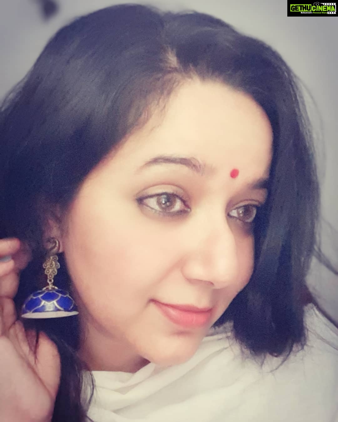 Chandra Lakshman Instagram - ...so dressed up a bit, took selfies and ye ready to receive all the love from ya'all.. ๐ I might have a few followers here but genuine people i must say ..you never let me down..you have all been a boost for me back then,now and forever.. THANK YOU! ๐ Any specific reason now for this post, u may ask.. Naa..just felt thankful and hence a lil heartfelt note.. Athreyullu๐๐ #moongirl #justfeltlikeposting #thankful #genuinelove #gratitude #lifeisgood #positivevibes #actor #tamilactress #malayalamactress #teluguactress #films #television