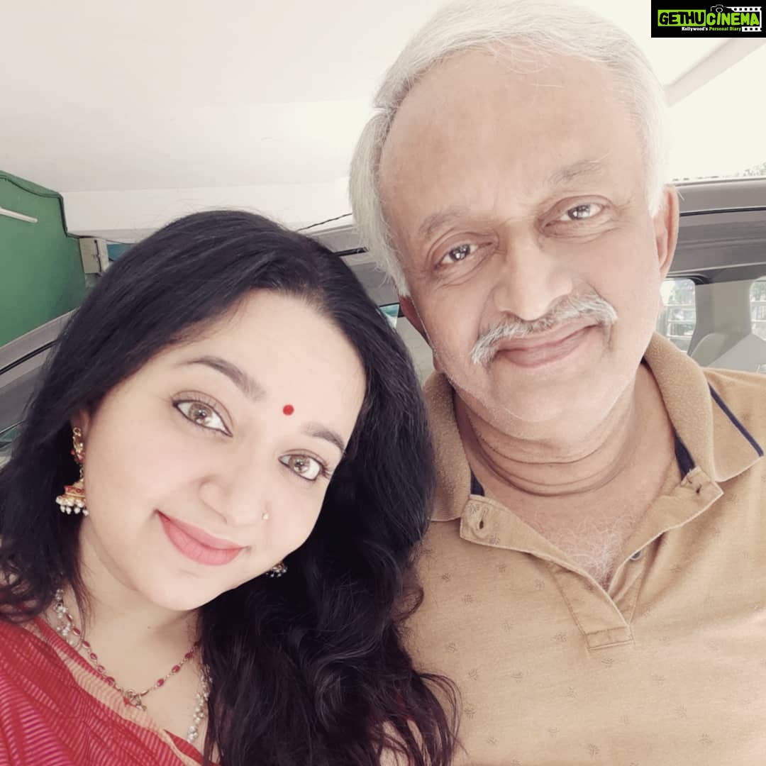 Chandra Lakshman Instagram - Pongal feels with Appa.. 🤗😘 #moongirl #festive #pongal2020 #wishesandprayers #lifeisbeautiful #blessed #love #spreadlove #positivity #goodthoughts #goodactions #stayhappy #smile #abundance