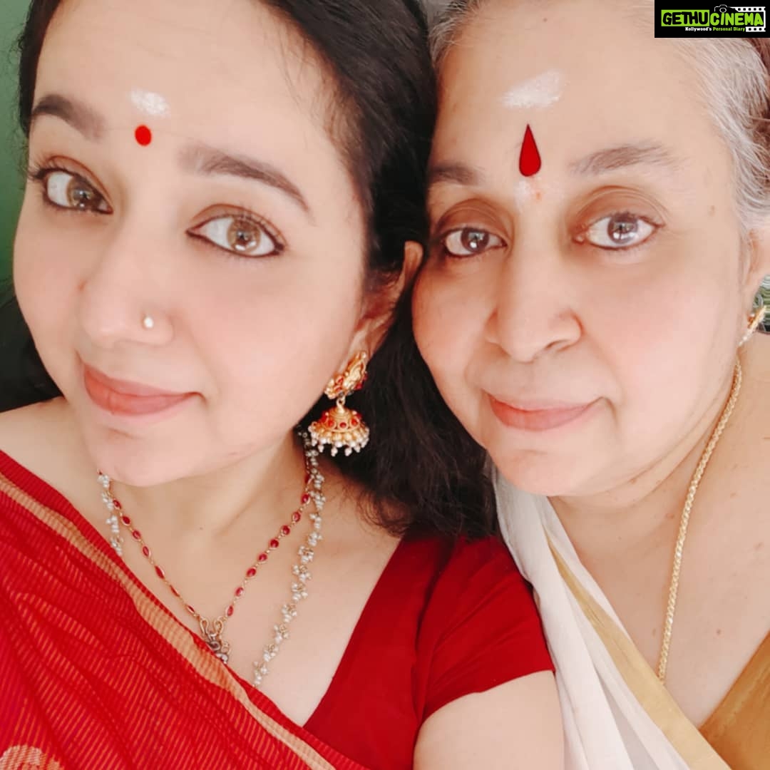 Chandra Lakshman Instagram - Pongal feels with pretty mommy @lakshmanmalathy 🤗 😘 #moongirl #festive #pongal2020 #wishesandprayers #lifeisbeautiful #blessed