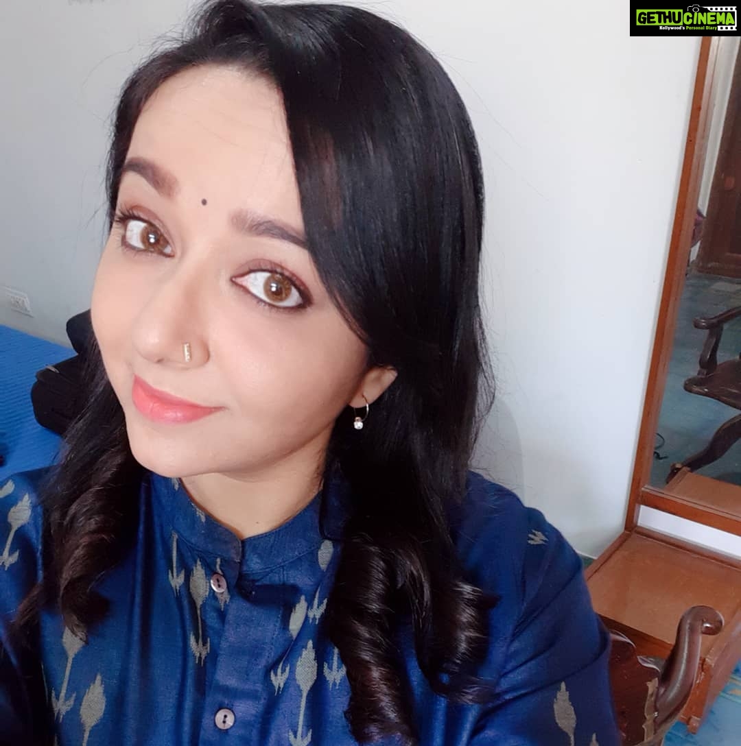 Chandra Lakshman Instagram - Those curls and all..again..😊 #moongirl #shootmode #hairandmakeup #tamilactress #malayalamactress #teluguactress #films #television #advertisement #happyzone