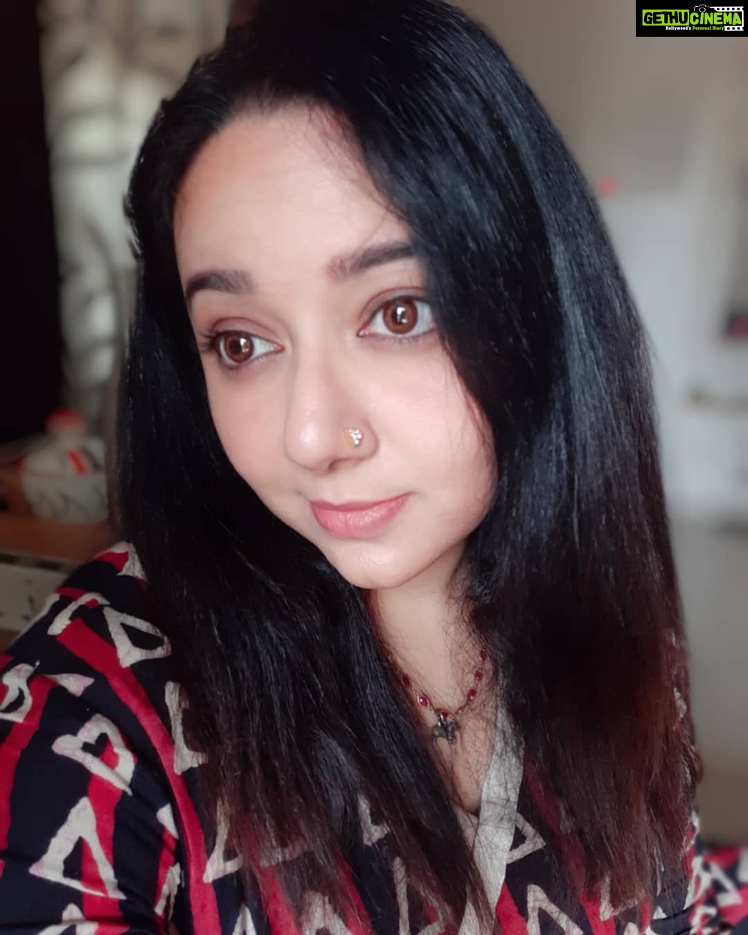 Chandra Lakshman Instagram - No monday blues ever..🤘Only browns and reds❤️ #moongirl #mondaymood #actor #tamilactress #malayalamactress #teluguactress #films #television #loveandpeace #🧿 #❤️