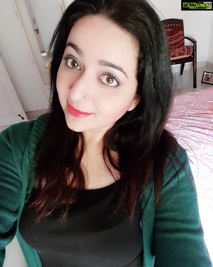 Chandra Lakshman Instagram - Be it a Good day or a Bad day there is always the lipstick💄💋 #moongirl #makeup #mua #lovedressingup #actor #actorlife #photoshoot #funday #selfie