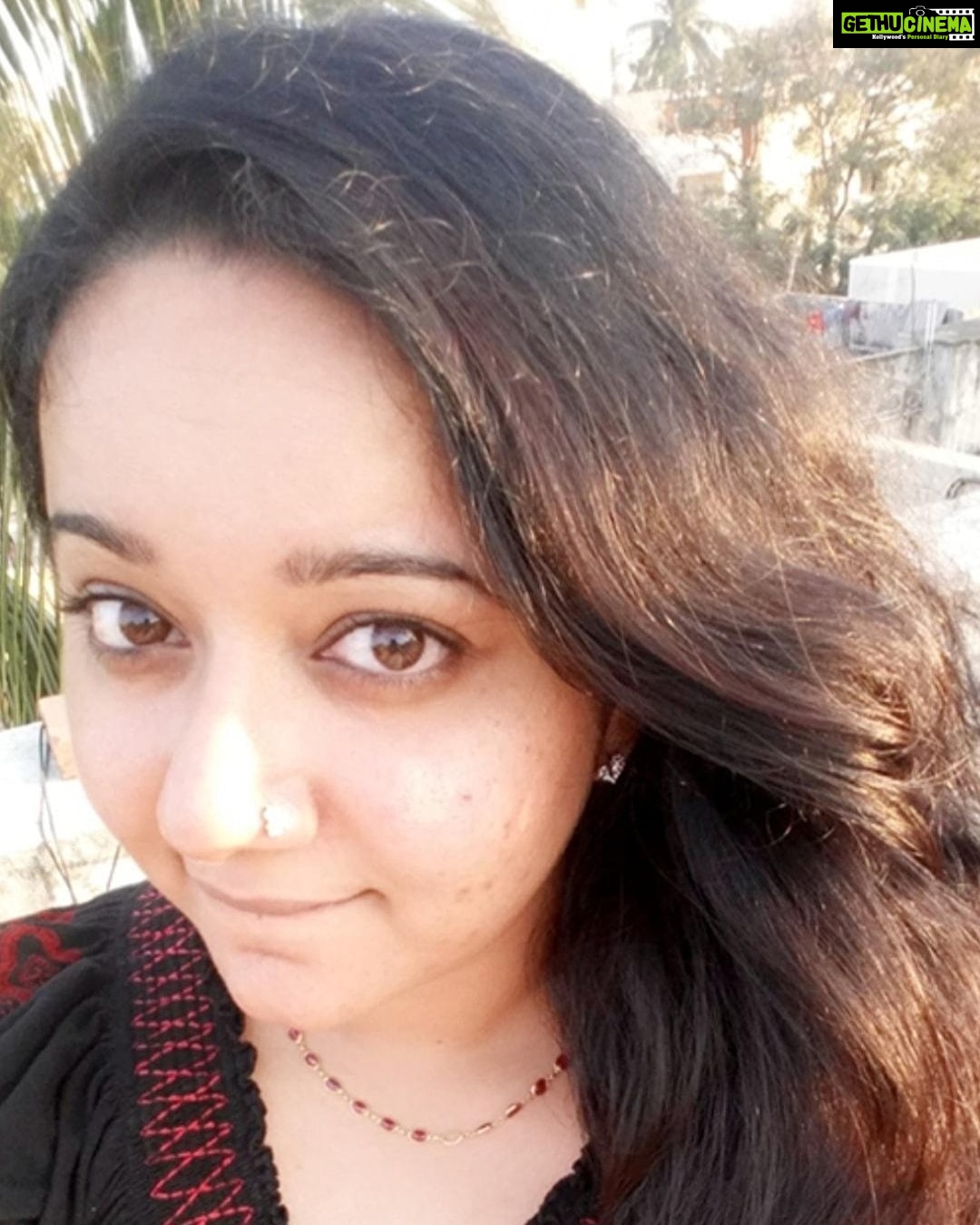 Chandra Lakshman Instagram - I accept myself unconditionally 🤘💖 #moongirl #nomakeup #eveningsun #lightsandshadows #selfie