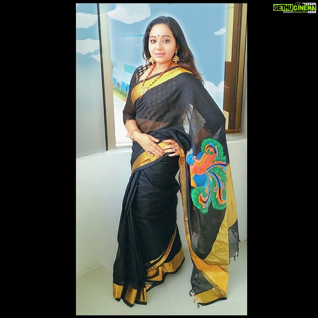Chandra Lakshman Instagram - Favourite attire ever..And this one is special coz i am draped in a saree hand painted by my Amma dearest @lakshmanmalathy π€ @mural_aura #sarees #traditional #contemporary #muralart #business #muralworkshop #handpainted #silksarees #actor #costumes Chennai, India