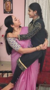 Chandra Lakshman Instagram - Impromptu dancing with my Chandra chechi @chandlight.iyer ♥️ . . 🎥 @tosh.christy ♥️ . . . . #classicaldance #indianclassicaldance #kathakdance #favsong #bijudwanitarang @suryatv @bijudhwanitarang #guru #maniratnam #bollywood #instareels #swanthamsujatha Cochin, Kerala