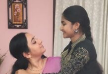 Chandra Lakshman Instagram - Impromptu dancing with my Chandra chechi @chandlight.iyer ♥️ . . 🎥 @tosh.christy ♥️ . . . . #classicaldance #indianclassicaldance #kathakdance #favsong #bijudwanitarang @suryatv @bijudhwanitarang #guru #maniratnam #bollywood #instareels #swanthamsujatha Cochin, Kerala
