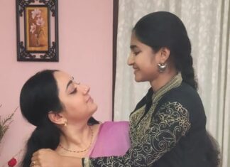 Chandra Lakshman Instagram - Impromptu dancing with my Chandra chechi @chandlight.iyer ♥️ . . 🎥 @tosh.christy ♥️ . . . . #classicaldance #indianclassicaldance #kathakdance #favsong #bijudwanitarang @suryatv @bijudhwanitarang #guru #maniratnam #bollywood #instareels #swanthamsujatha Cochin, Kerala