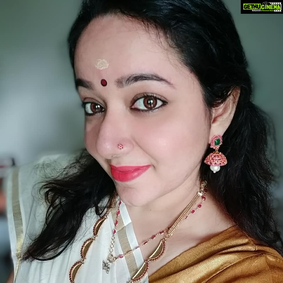 Chandra Lakshman Instagram - Mandatory Onam selfie 🤳 #happyonam #festive #kasavu