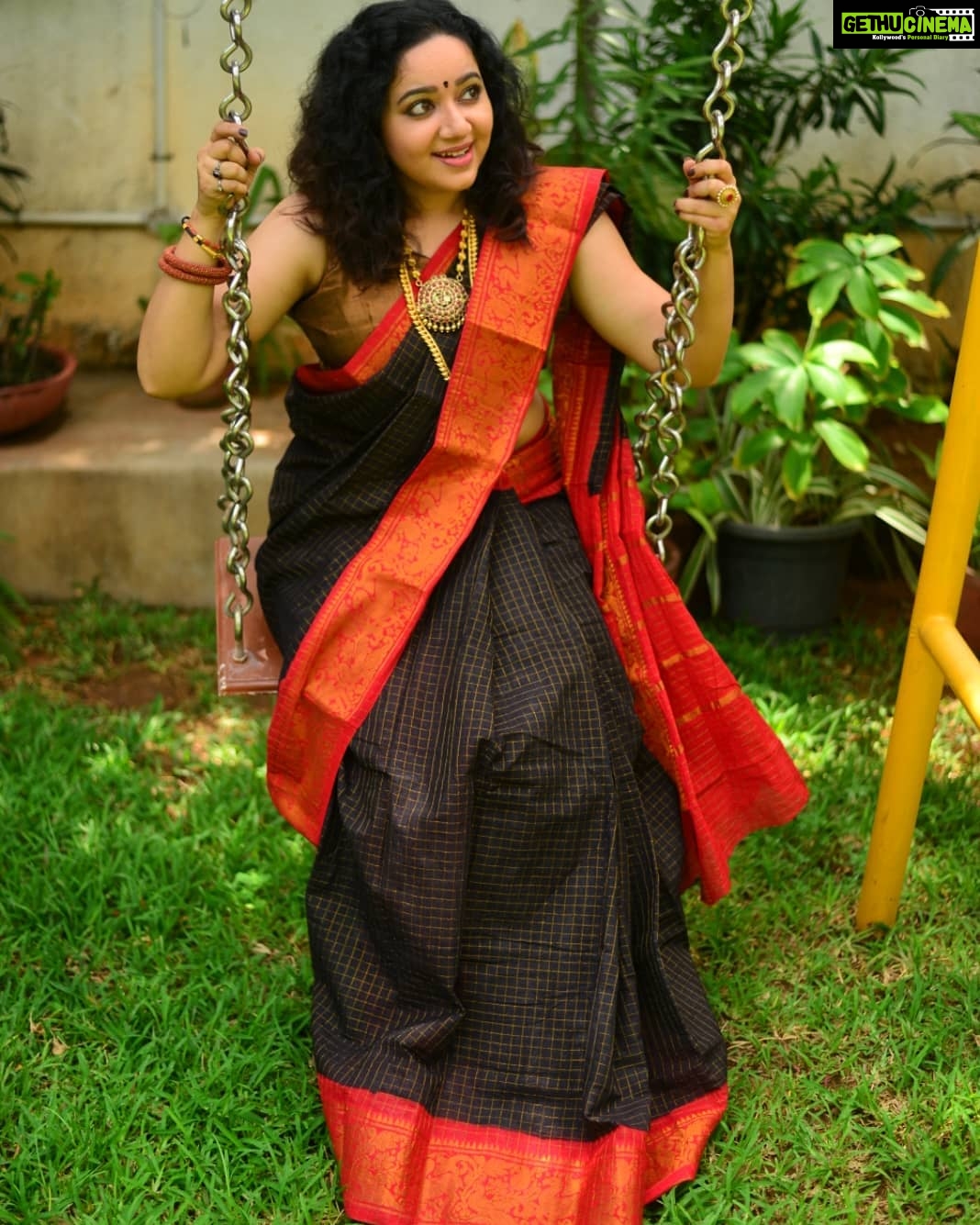 Chandra Lakshman Instagram - Hrudayam niranja Onashamsakal!!πΊπΈπ΅οΈπ»πΌ Wishing you all a very happy and prosperous Onam ππ Saree from @rasaalidesigns #moongirl #onam #greetings #stayblessed