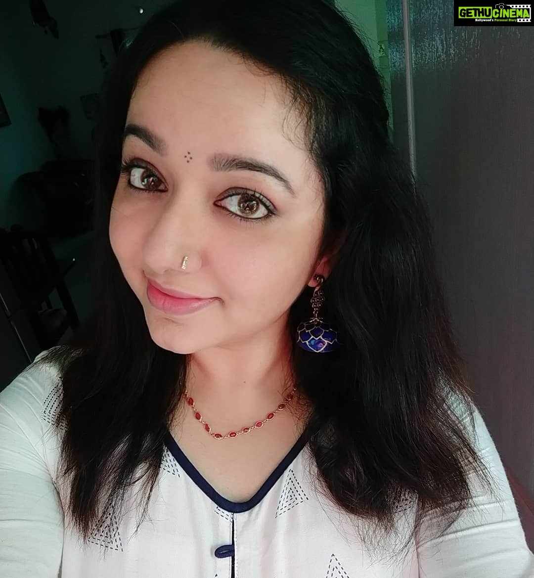 Chandra Lakshman Instagram - #moongirl #shootmode #itsagoodday #makeupandhair #mondayselfie #motivationalmonday