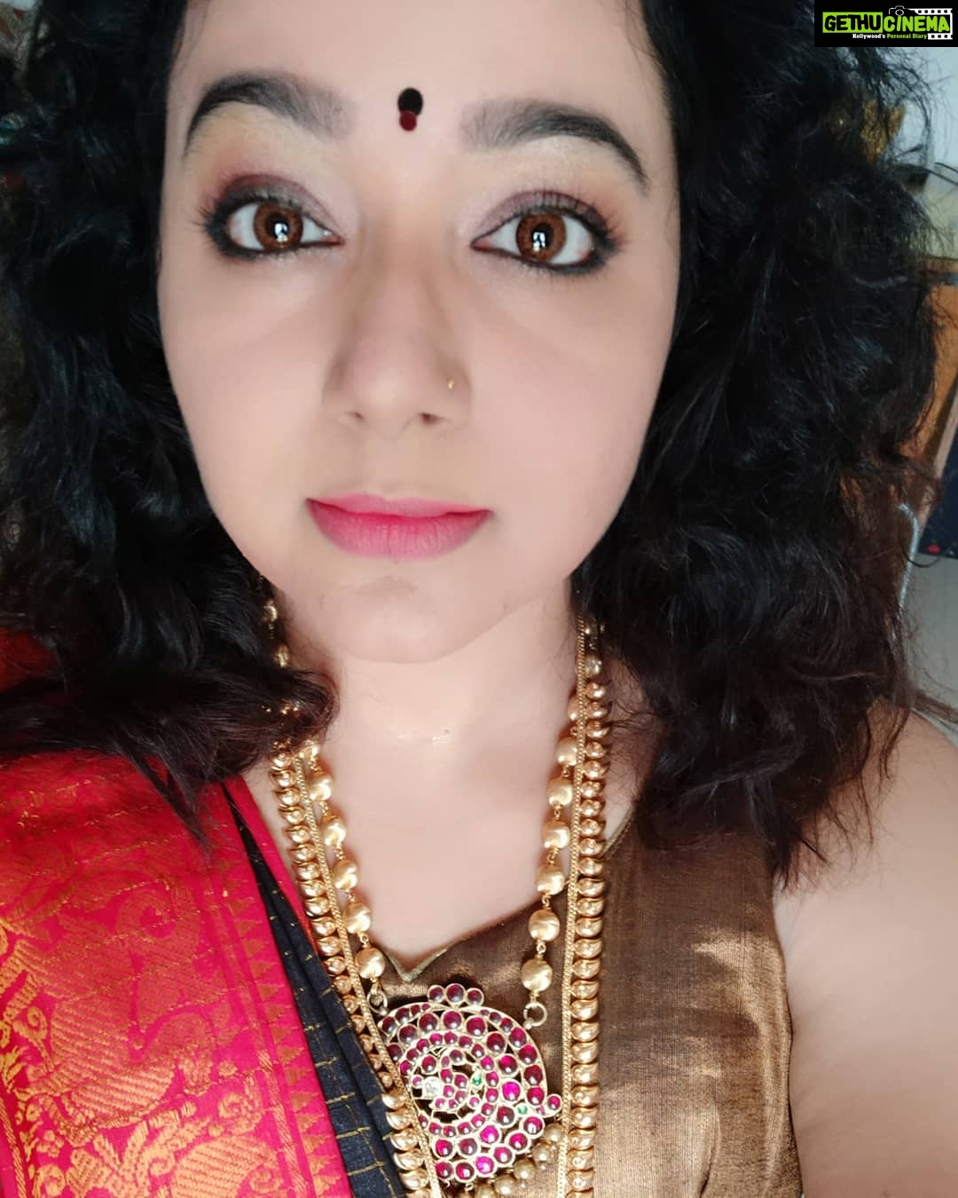 Chandra Lakshman Instagram - #moongirl #sareelove #shootdiaries #selfies #makeupandhair #eyemakeup #jewellery #traditional #contemporary #southindianactress