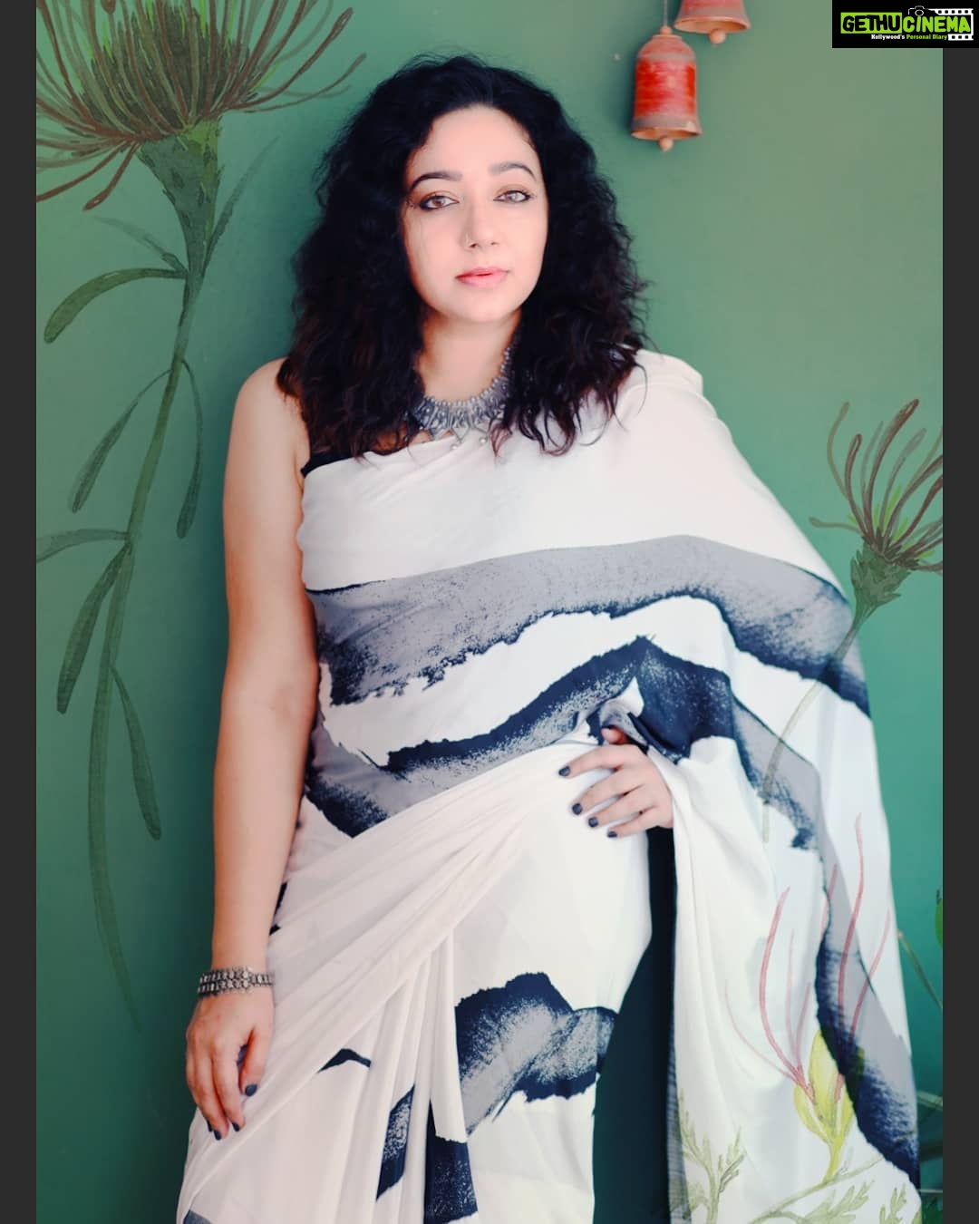 Chandra Lakshman Instagram - #moongirl #fashionphotography #blackandwhite #saree #actress #tamilactress #malayalamactress #teluguactress #cinema #serial #actorlife #hairandmakeup #lifeisbeautiful #editedphoto #trending @karthikakphotography @sathish_pro