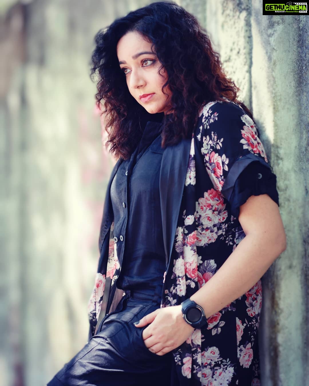 Chandra Lakshman Instagram - YOUR ATTITUDE IS LIKE A PRICE TAG,IT SHOWS HOW VALUABLE YOU ARE 👍 @karthikakphotography PRO @sathish_pro #moongirl#shootingdiaries#photoshoot #hairandmakeup #hairstyle#curls#hairdo#fashion#curlyhair #hairoftheday#coolhair Chennai, India