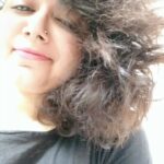 Chandra Lakshman Instagram - Will deal this too..🤷‍♀️ I mean the curls and the frizzy hair that I have 😀 Love it though 💕 #moongirl #hairstory #curls #wavyhair #frizzyhair #whatnot #😃