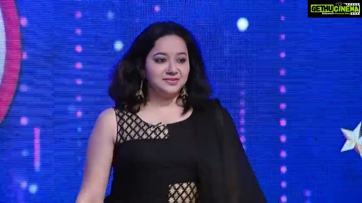 Chandra Lakshman Instagram - Catch me on #onnumonnummoonu tomorrow at 9:00p.m on @mazhavilmanoramatv 😊 @pratheeshsekhar @benanna_love @rimitomy