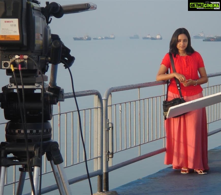Chandra Lakshman Instagram - My romance with the camera 😍a relationship that has been going strong since about 15 years now 🎥I could feel a lil weird or uncomfortable elsewhere,but never when I perform as the camera rolls and the lights are on...its a one of its kind emotion that I totally love..#itsbeautifu #blessed #moongirl #actor #actorlife #gratitude #thankyouuniverse #performer #cinema #television #lightscameraaction #throwback #kadhalikaneramillai #vijaytv Chennai, India