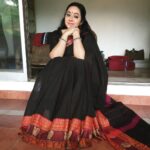 Chandra Lakshman Instagram - A shooting spot pic🎬 #moongirl #shootmode #swanthamsujata #suryatv #instapicoftheday #potd #sareelove #cottonsarees #favourite #colour Kochi, India