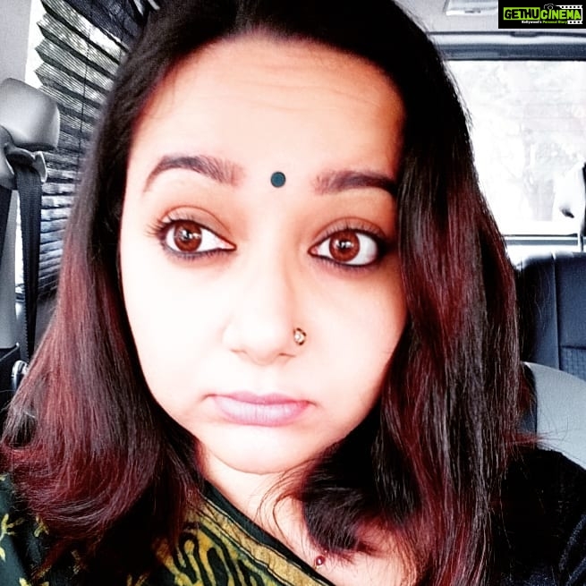 Chandra Lakshman Instagram - Grumpy face.. Stuffy nose..aaaarhghhhhh.. I hate being sick.. 🤕🤭But gotta look good for work.. And that's me trying to keep my eyes open..👀 Well artists life, love it though ☺️ #moongirl #actorlife