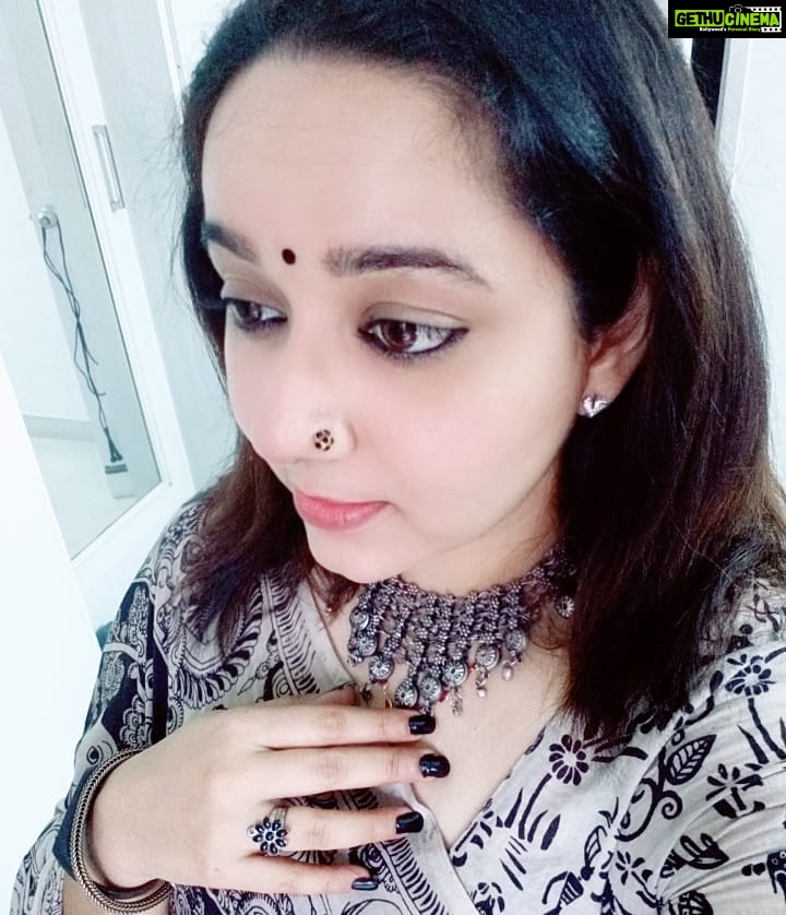 Chandra Lakshman Instagram - #moongirl #sareelove #kalamkari #favouritecolour #blacknails
