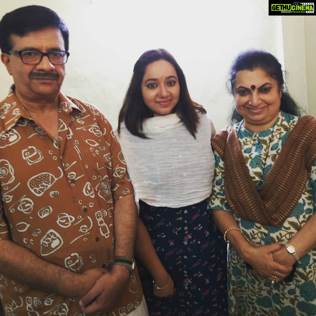 Chandra Lakshman Instagram - I have always loved watching tamil plays and always feel stage artists are gutsy..π€ Though i am an actor myself,being in front of a camera and knowing I can always make an improvisation is absolutely different from what a stage actor has to perform on spot..There are no retakes and no time to think.. One has to be super spontaneous..And this is what you find in a Ygee Mahendra play..Watched '3Ji' -a political sattire with a generous dose of humour and other essential elements mixed perfectly with a social message..A drama which is a cocktail of the current political 'drama' in our country..He just dint leave ANYONE!! π€£ How and what Ygee Pa improvises on stage is something I always look forward to..Every actor fits the role like a glove..The set of an apartment,lighting, sound all done well π If you happen to know that 3Ji is being staged, don't miss it at any cost...! UAA has done it again.. Totally nailed it! #tamilplay #ygmahindra