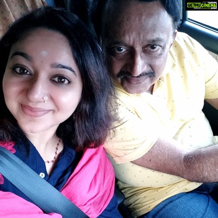 Chandra Lakshman Instagram - Early morning drive with Appa dearest..😘 Trichy here I come!! Have a great weekend 💖 #moongirl #abrandnewday #positivevibes #earlymorningdrive #eventtime #temples