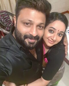 Chandra Lakshman Instagram - 🤍🖤🤍
@tosh.christy 

#moongirl #twinning #favouritecolour #black #shootmode #swanthamsujata #suryatv #instapicoftheday #potd