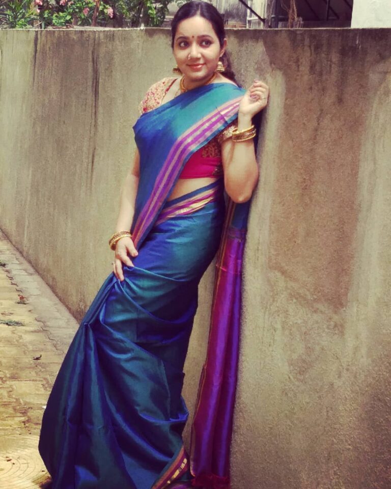 Chandra Lakshman Instagram - Favourite look anytime..Nothing like draping a kanchivaram💖 Today too in a pretty blue 😊 #moongirl #abrandnewday #positivevibes #lifeisbeautiful #kanchivaramlove #sarees #jewellery