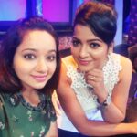 Chandra Lakshman Instagram – With this cutie.. 🤗@chithuvj that was a fun shoot with you babe.. 😘
#moongirl #shootingdiaries #instaselfie #newfriends