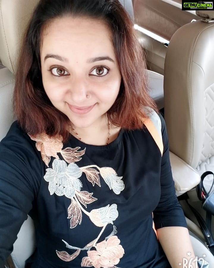 Chandra Lakshman Instagram - The quintessential selfie when I wear a new kurta 😁💖 #moongirl #abrandnewday #positivevibes #lifeisbeautiful #wednesdayvibes