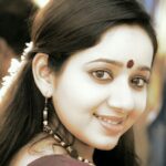 Chandra Lakshman Instagram - The #vellikizhamai #mangalakaram #photooftheday 😁😉 Nothing to beat this #mallipoo #kumkumam #pattusaree look💖 #fridays #moongirl #abrandnewday #positivevibes #lifeisbeautiful #throwback #beforemyhaircut 😊