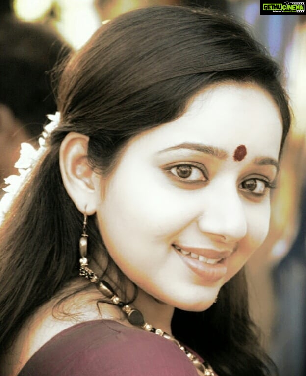 Chandra Lakshman Instagram - The #vellikizhamai #mangalakaram #photooftheday ππ Nothing to beat this #mallipoo #kumkumam #pattusaree lookπ #fridays #moongirl #abrandnewday #positivevibes #lifeisbeautiful #throwback #beforemyhaircut π