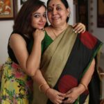 Chandra Lakshman Instagram - My Chundari Amma 😍😙 @lakshmanmalathy Thanks for this pic @badripn #moongirl #bestbuddies #momdaughtybonding #talentedmom #myamma