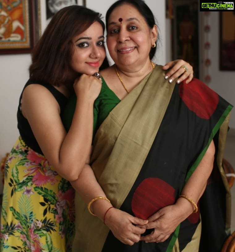 Chandra Lakshman Instagram - My Chundari Amma 😍😙 @lakshmanmalathy Thanks for this pic @badripn #moongirl #bestbuddies #momdaughtybonding #talentedmom #myamma