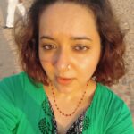 Chandra Lakshman Instagram - A sun kissed hot evening at my favourite Elliots Beach.. #moongirl #tuesdayselfie #sunkissed #nofilterneeded #funevening Chennai, India