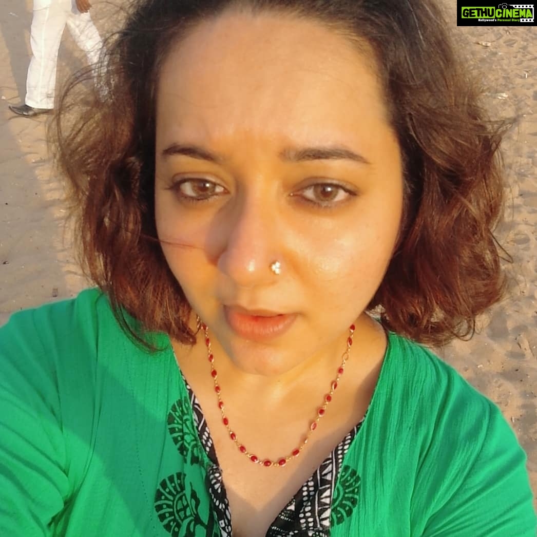 Chandra Lakshman Instagram - A sun kissed hot evening at my favourite Elliots Beach.. #moongirl #tuesdayselfie #sunkissed #nofilterneeded #funevening Chennai, India