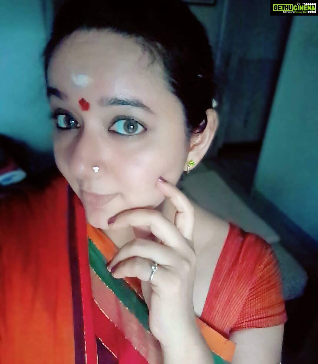 Chandra Lakshman Instagram - Temple scenes #moongirl #lordshiva #templevisit #marundeeswarar #divinemonday #iyerponnu #sareelove
