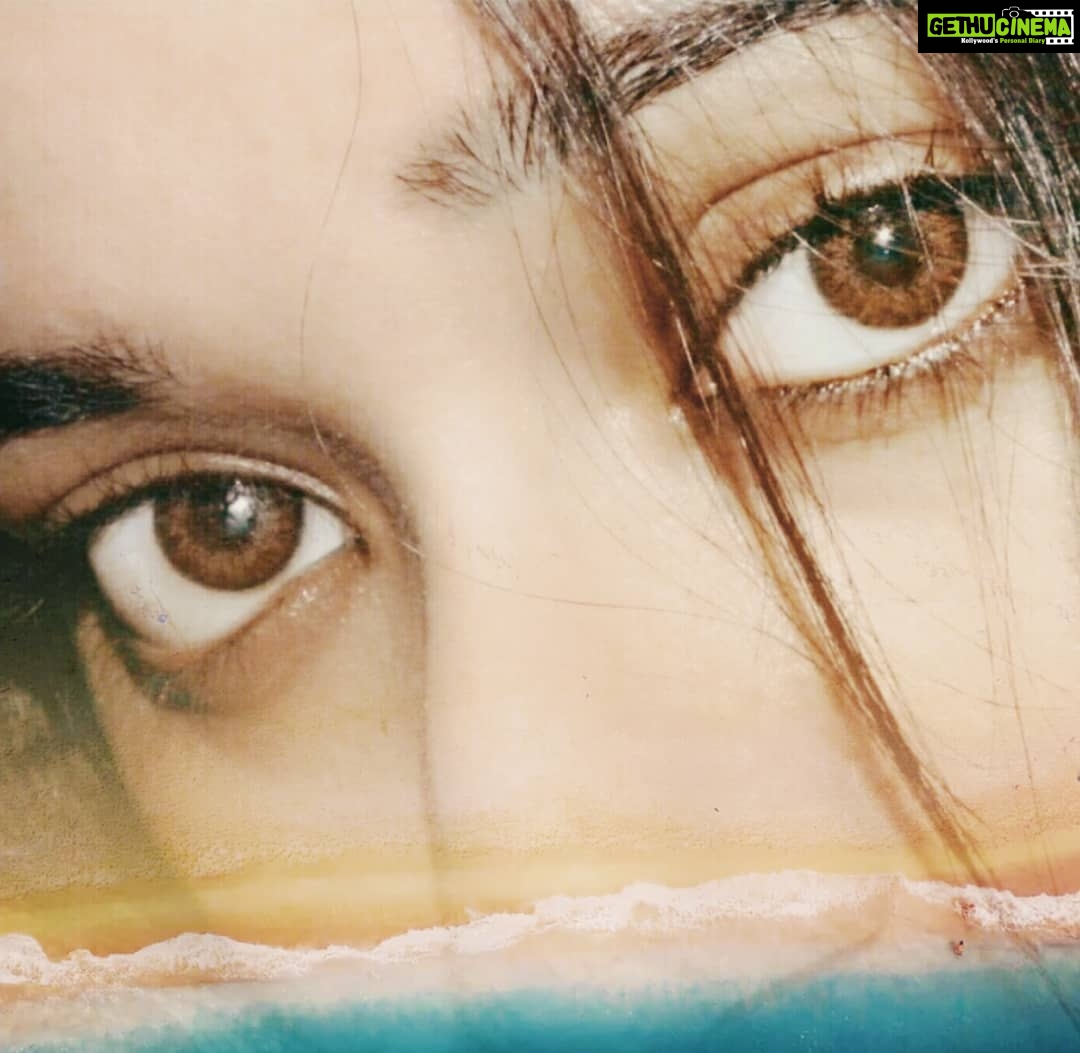 Chandra Lakshman Instagram - All of my days feel as good as Saturdays 😁 #moongirl #atpeacewithme #saturdays #instaselfie #instaeyes