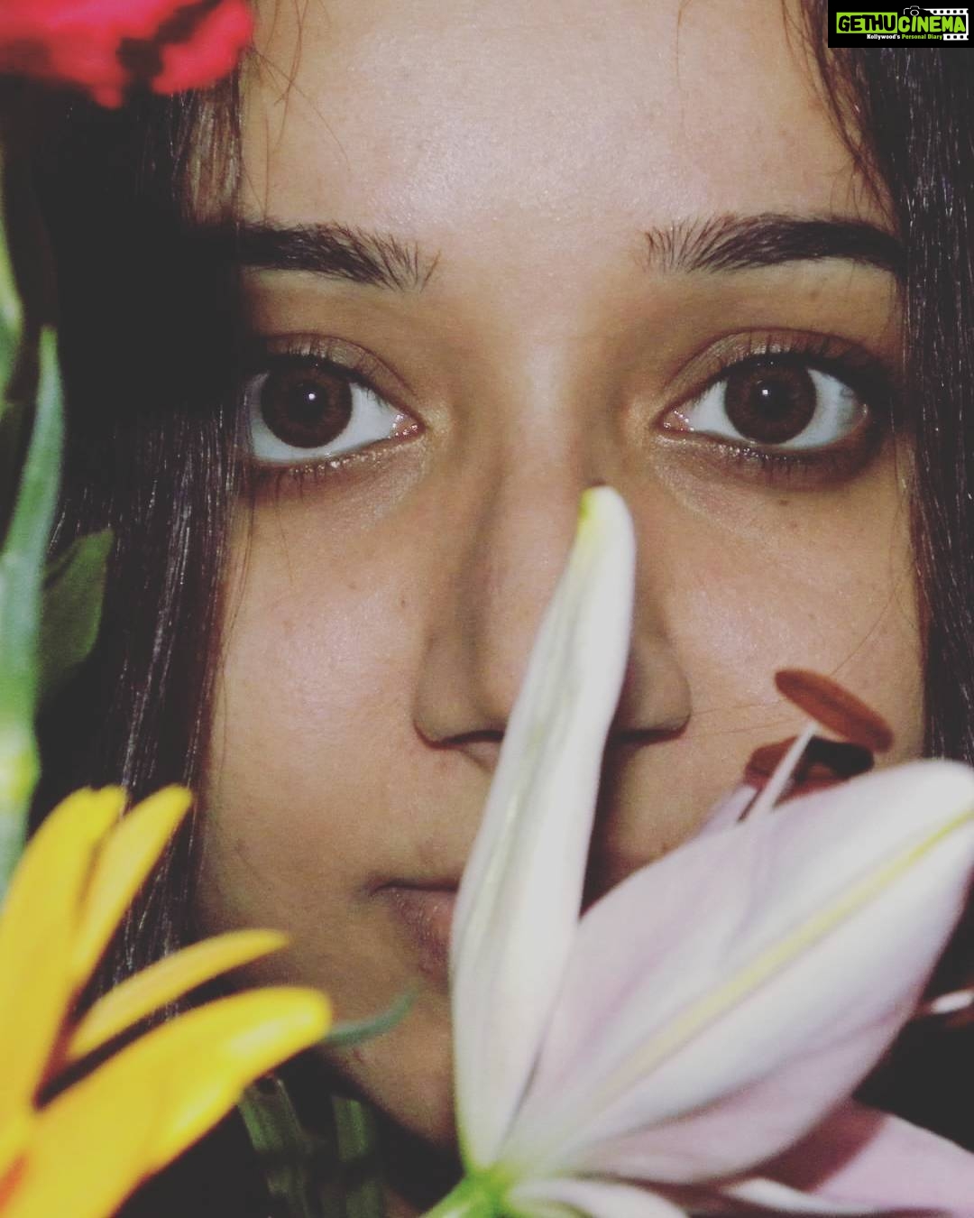 Chandra Lakshman Instagram - ...and some selfies like this..😃 #sefie #nomakeup #flowersmakeuspretty #imemyself
