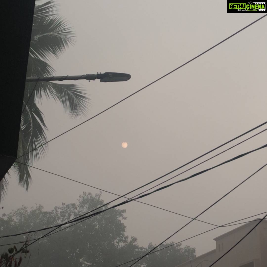 Chandra Lakshman Instagram - SUN OR MOON?!!!It's 8:30a.m..Chennai is heavily blanketed with smog..Well,talk about culture and when it has to be all positive with good thoughts and all we have no choice but to associate Bhogi with quiet a few negatives..Ofcourse we know and we care about our environment(atleast talk a lot) but never NEVER let our tradition feel bad coz all that it does during the annual cleaning of our households is creating more pollutants to the already ridiculously polluted atmosphere.. Clean ur house.. Prep ur house for Pongal.. But why Pollute?! Nevertheless..HAPPY PONGAL Makkale!! 💟 Tiruvanmiyur, Tamil Nadu, India