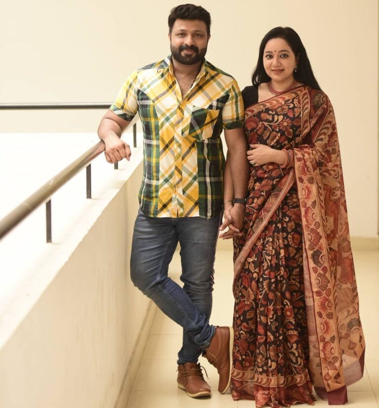 Chandra Lakshman Instagram - Hand in hand for the rest of our life💖 @tosh.christy PC:@ajmal_photography_ @achu.sp.20 #moongirl #myman #couple #blessed #chandratosh #swanthamsujata #photooftheday #instadaily #actor Kochi, India