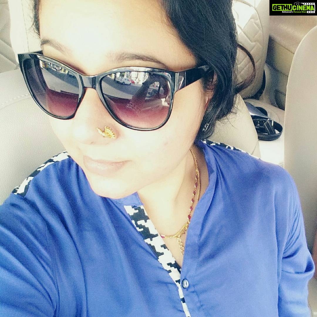 Chandra Lakshman Instagram - and some days are just..... #meh #itsokay #somethingtosmilethough #nofilter #selfieanyday #sundaynotsofunday 👍😎
