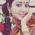Chandra Lakshman Instagram - Thalai niraya பூ 🌹, kai niraya வளை, azhagga மூக்குத்தி, kannula மை, குங்குமம், pattu புடவை.. Am all ready for Navarathri..😍😍 #festivemood #traditional #kanchivaramsilk #tambrahm #blessingstoall #happynavarathri #2017 #sundal #golu