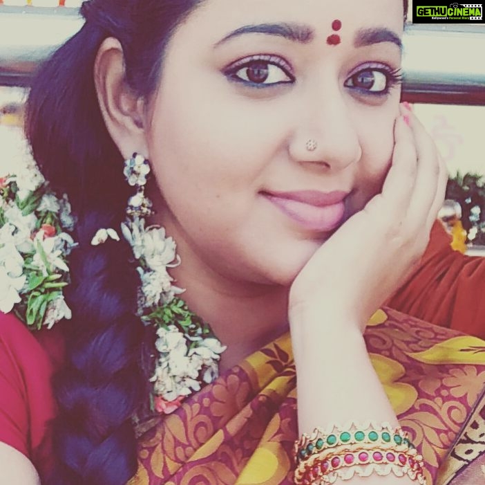 Chandra Lakshman Instagram - Thalai niraya பூ 🌹, kai niraya வளை, azhagga மூக்குத்தி, kannula மை, குங்குமம், pattu புடவை.. Am all ready for Navarathri..😍😍 #festivemood #traditional #kanchivaramsilk #tambrahm #blessingstoall #happynavarathri #2017 #sundal #golu