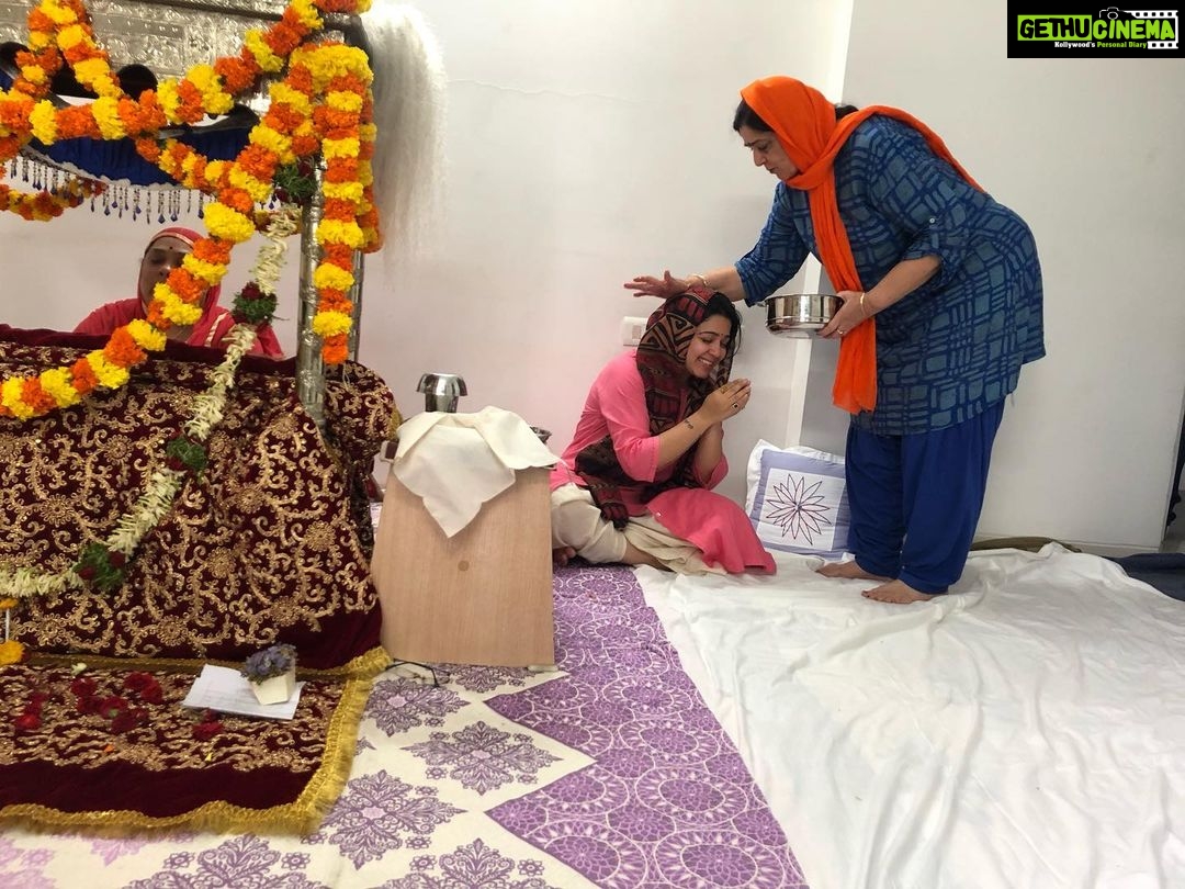 Charmy Kaur Instagram - AKHAND PAATH at home ❣️ ( An Akhand Path is the continuous, front to back, reading of the Siri Guru Granth Sahib ) We r blessed to be having this opportunity at our home for continuous 72 hrs .. ❣️24/7 langar for all .. 🙏🏻 #waheguruji