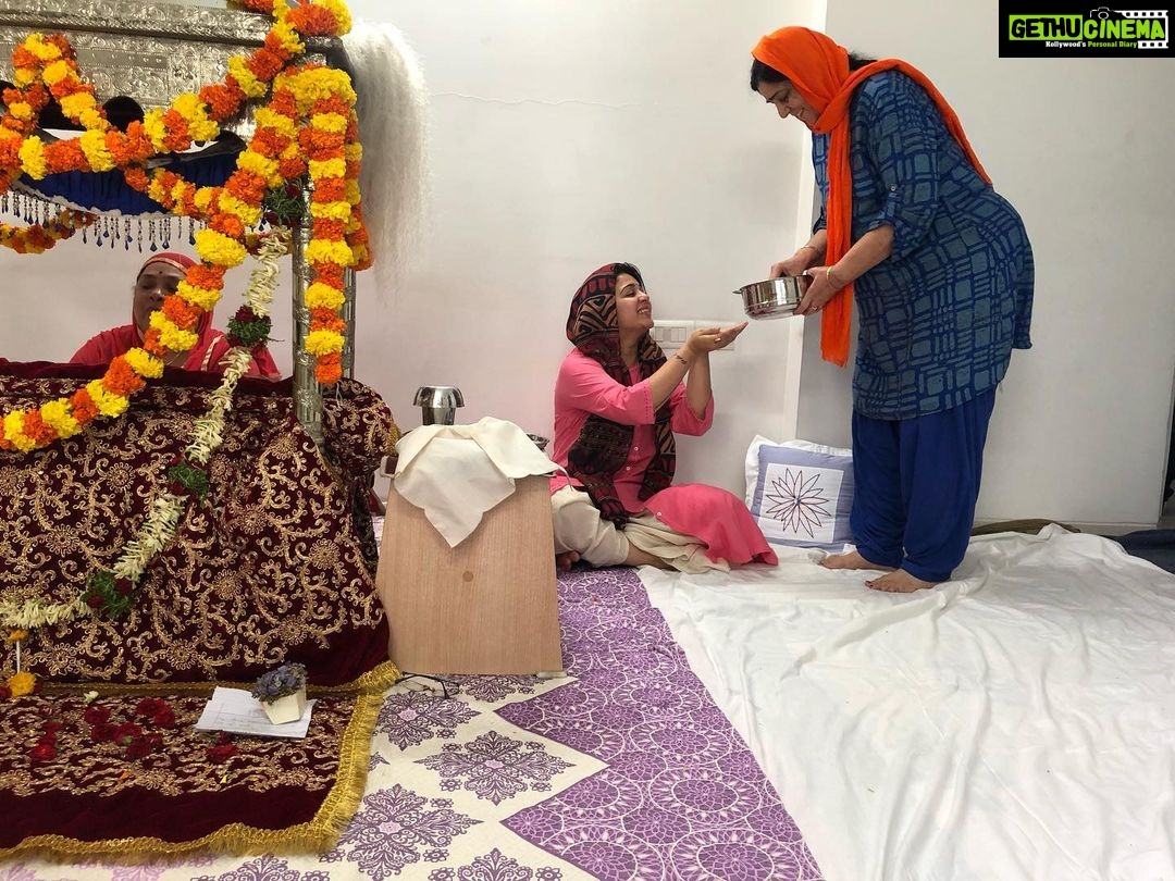 Charmy Kaur Instagram - AKHAND PAATH at home ❣️ ( An Akhand Path is the continuous, front to back, reading of the Siri Guru Granth Sahib ) We r blessed to be having this opportunity at our home for continuous 72 hrs .. ❣️24/7 langar for all .. 🙏🏻 #waheguruji
